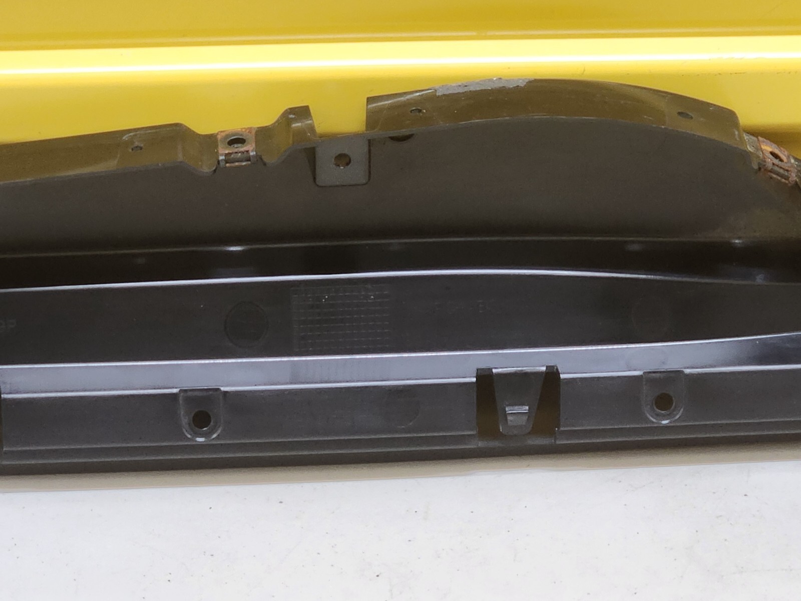 MCLAREN SKIRT DOOR RIGHT MOLDING BRACKET OEM 22AC951GP GENUINE ORIGINAL OEM