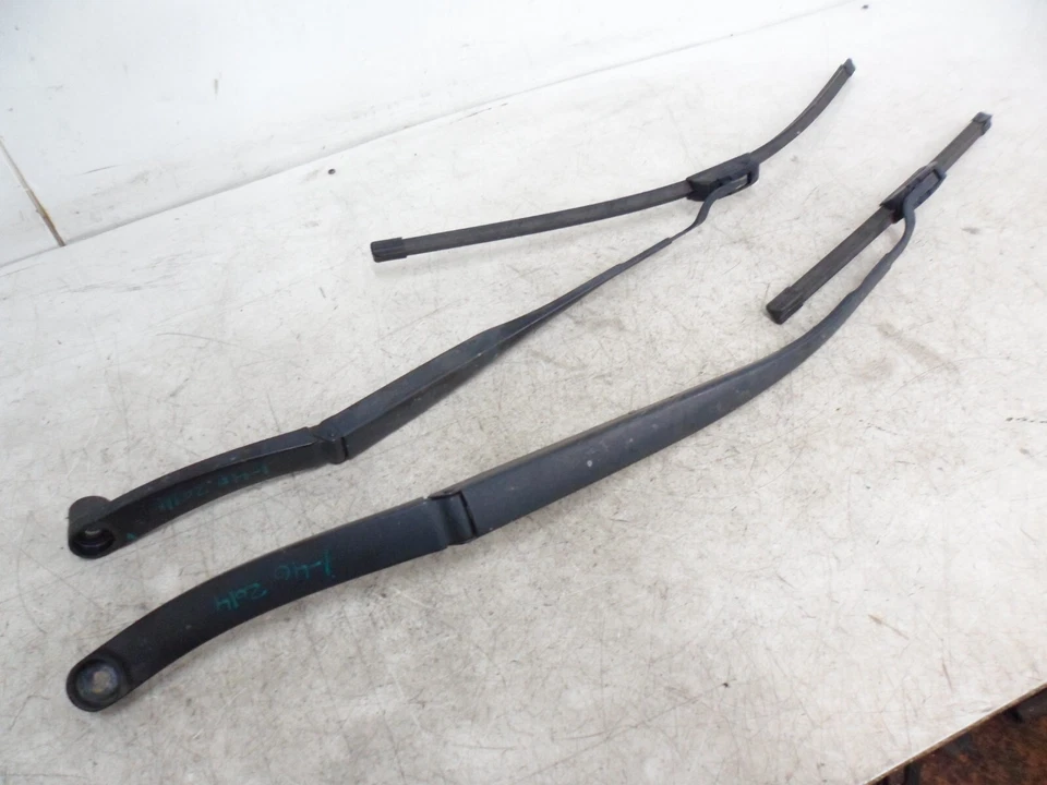 HYUNDAI I40 ESTATE 2014 2 X FRONT WINDSCREEN WIPER ARM BLADE ARMS BLADES SET
