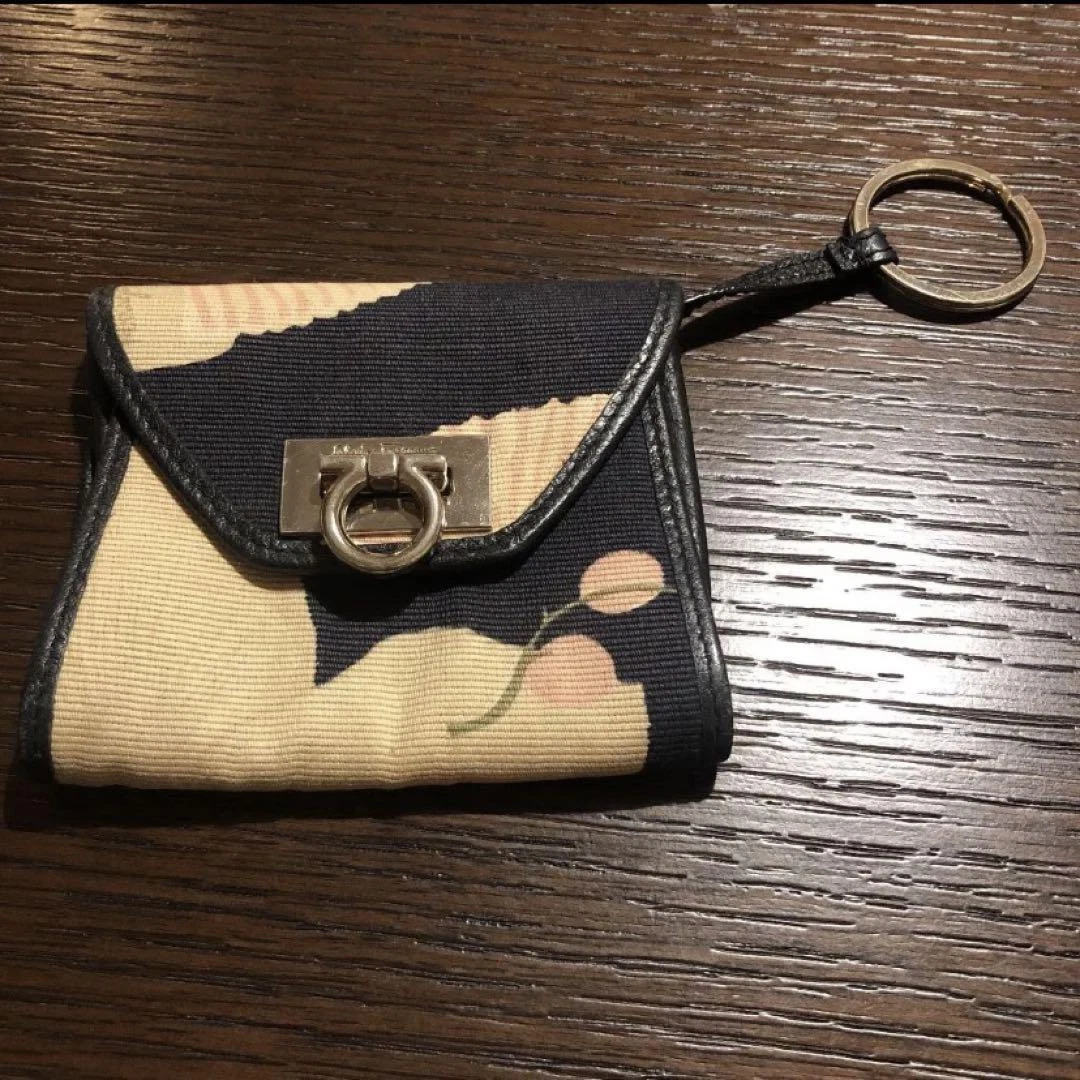 Ferragamo top key holder