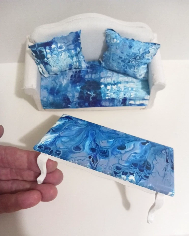 Mesa de centro para casa de muñecas escala 1:12 + sofá con almohadas. Patrón azul + blanco. Foto 4 de 4