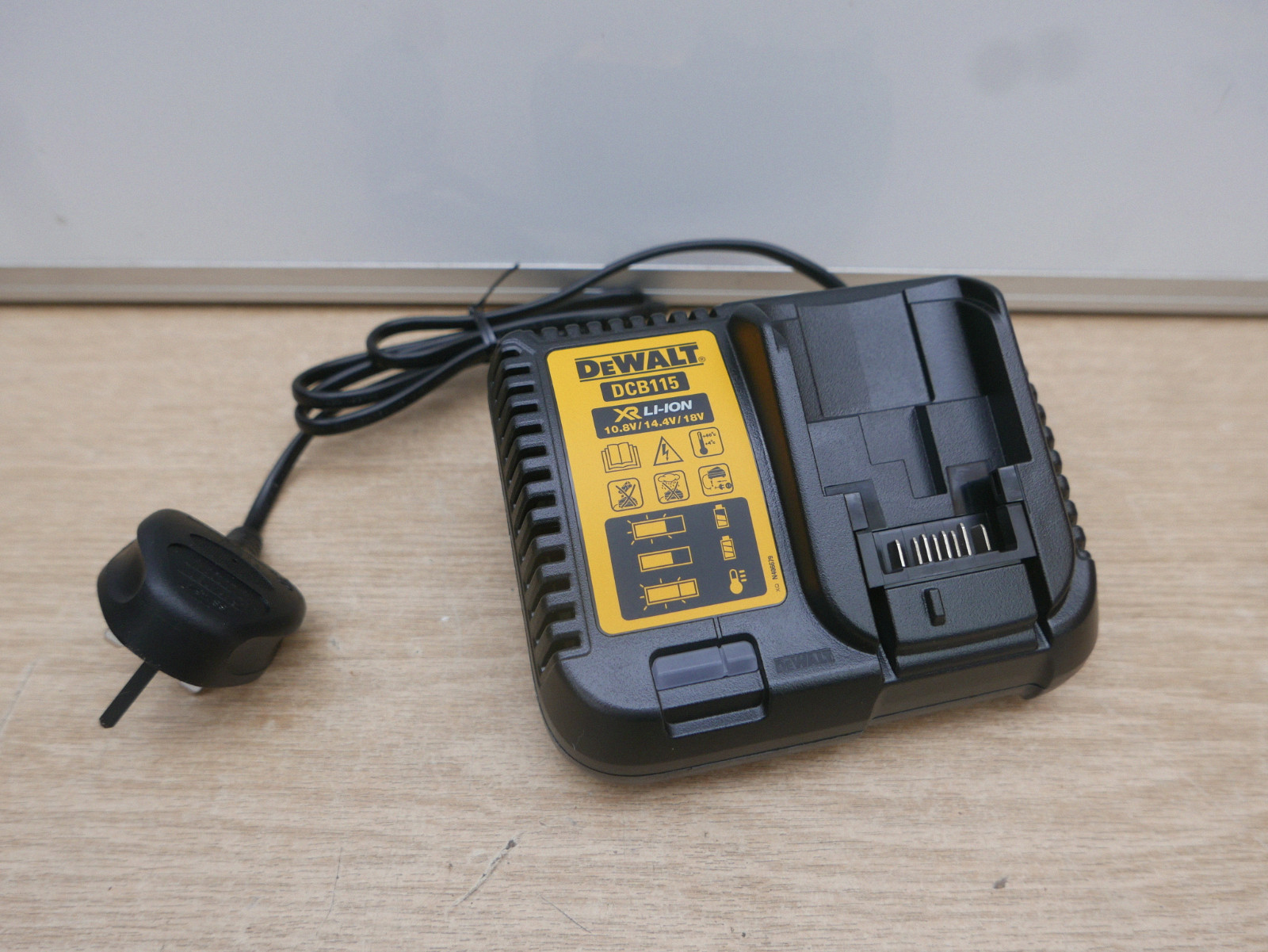 DeWalt DCB115 10.8v 12v 14.4v 18v 54v XR Li-Ion Fast Battery Charger