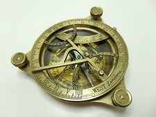 Boussole marine avec cadran solaire