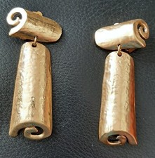 Rare PAIRE DE CLIPS PENDENTIFS en  LAITON DORE - DELPHINE NARDIN Circa 1990