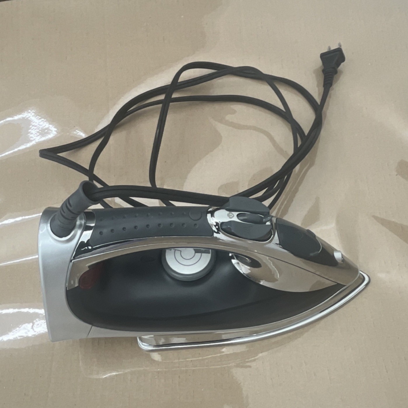 14980 Corded Auto Shut-off Vertical Steam Black Silver