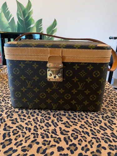 A Louis Vuitton beauty case, - Antiques: Clocks, Sculpture, Faience, Folk  Art, Vintage 2015/10/05 - Realized price: EUR 3,250 - Dorotheum