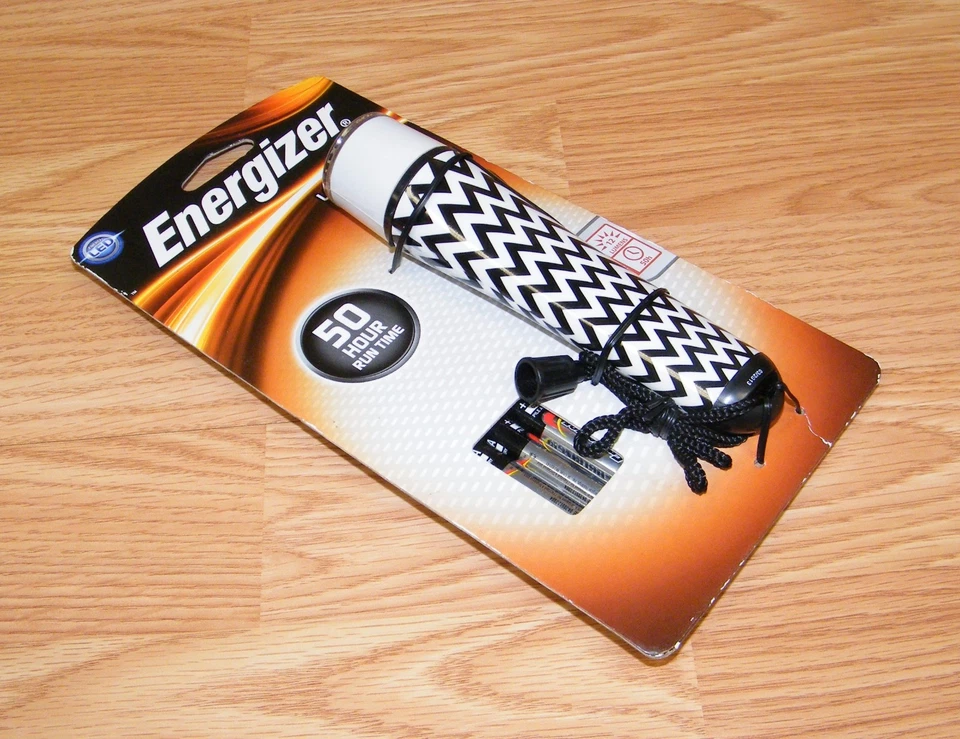 Linterna LED Energizer Genuina 50 Horas de Tiempo de Funcionamiento Patrón Negro/Blanco **NUEVA**  Foto 2 de 4