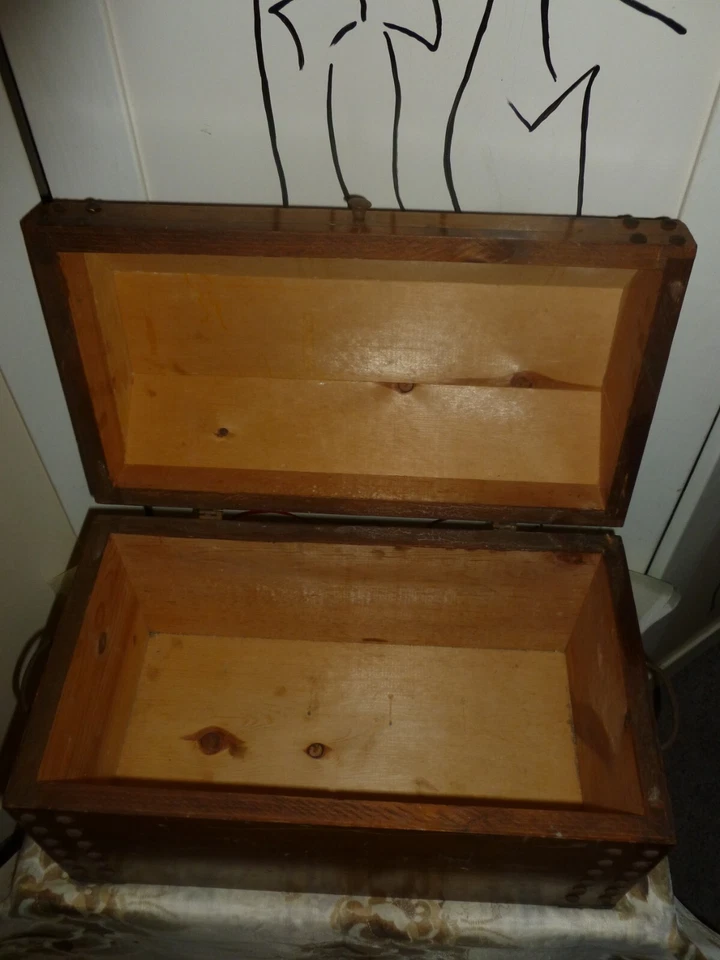 VTG ANTIQUE PRIMITIVE RUSTIC PINE WOOD VAULTED CRAFT STORAGE CHEST / TOOL BOX - Image 3 of 4