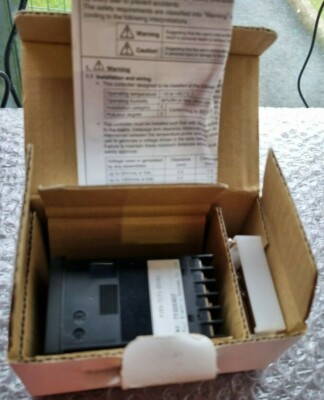 FUJI PXR4-TCY1-GVVA1 TEMPERATURE CONTROLLER  (R5S2.4)