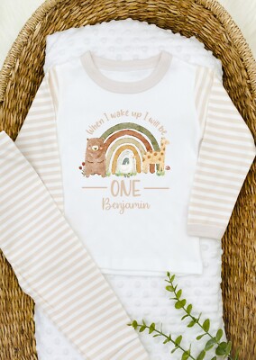 Personalisierter Schlafanzug erster Geburtstag Regenbogen Tiere beige