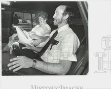 1986 Press Photo Joe and Kathy Kunes in car with premie son Shang in Providence