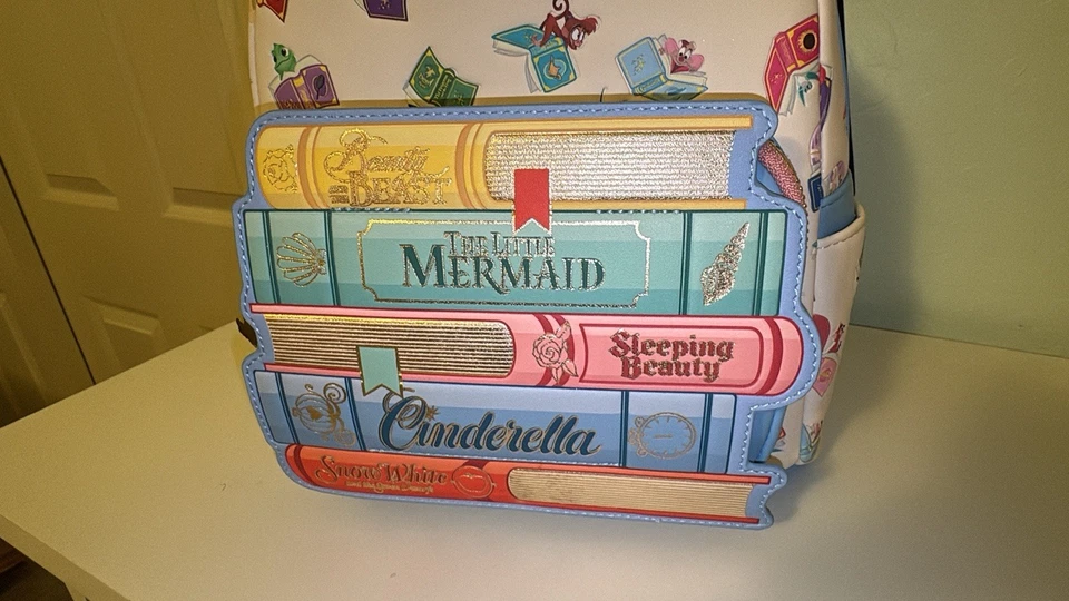Mini Mochila Loungefly Disney Princess Books Belle Ariel Cenicienta Blancanieves Foto 3 de 4