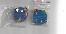 lot de 2 pin's hommages divers thèmes (neufs)