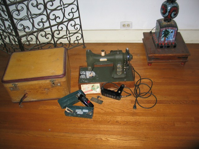 VINTAGE WHITE ROTARY ELECTRIC SEWING MACHINE 77MG-86988, very good