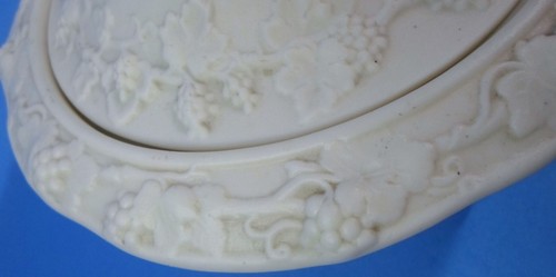 Antique MINTON PARIAN WARE COVERED BOWL / BOX No. 400 Grapevine Pattern 6.5" Dia - Picture 4 of 15