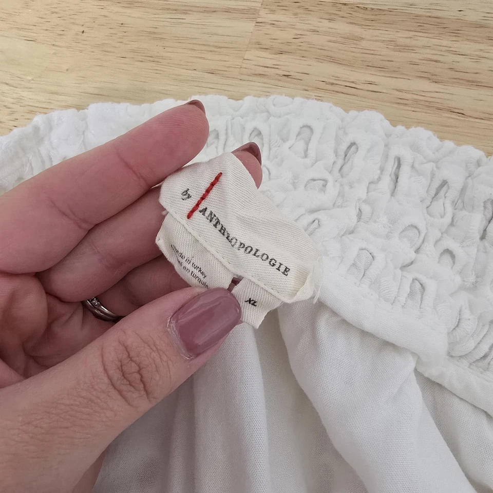 Falda Anthropologie para mujer pequeña blanca con ojales forrada en algodón con capas midi Foto 3 de 4