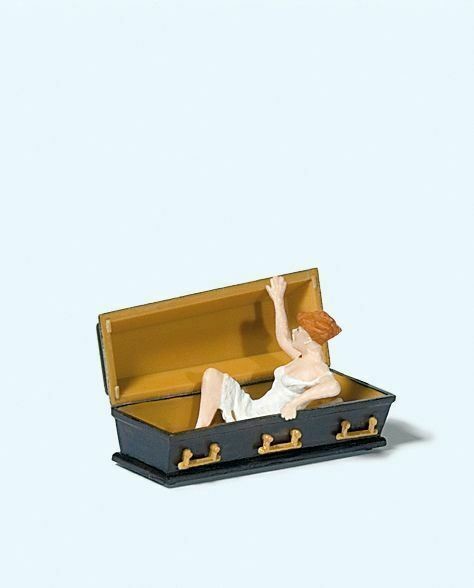Female Vampire Holding Coffin Lid Figure Preiser PR29112