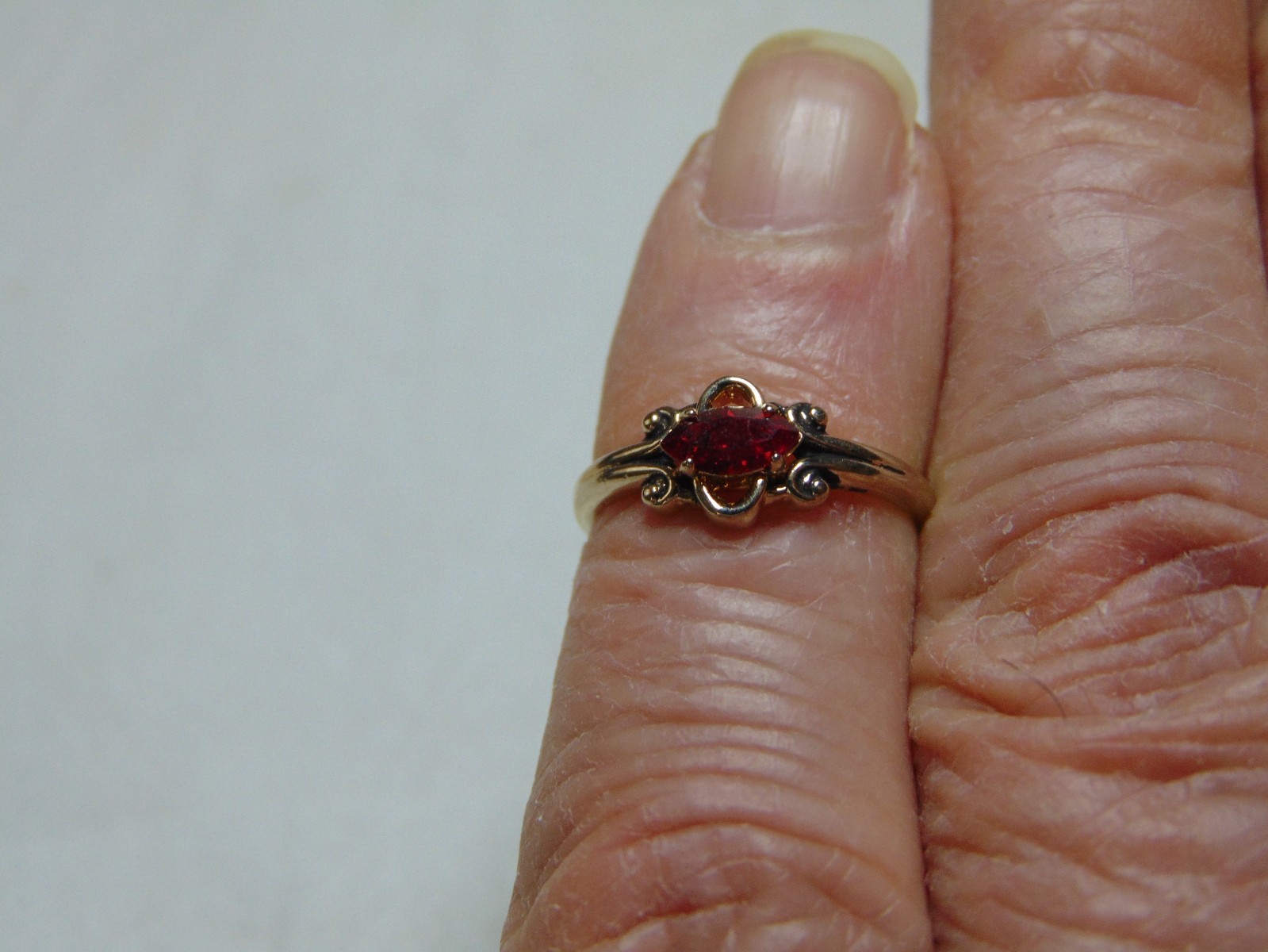 vtg sz.4 ring red crystal gold filled Espo