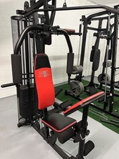 Fitnessgeräte verschiedener Art