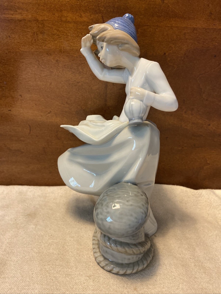 ⭐︎値下げ可　Lladro作Nao 置物 NAO By Lladro Ceramic Figurine-Windblown Girl Looking Out To Sea