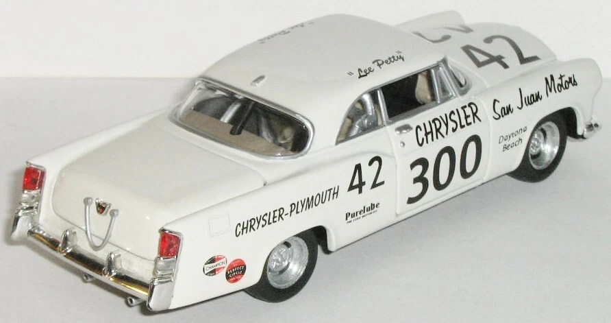1/43 = CALIBRE EQUIPO = LEE PETTY / CHRYSLER 300 1956 / Capó, maletero y puerta abierta Foto 2 de 4