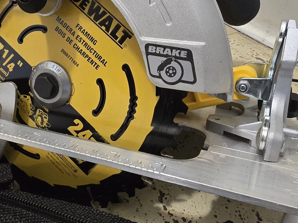 DEWALT DWE575 15A Circular Saw, Corded, 7-1/4 In., Lightweight - Image 4 of 4