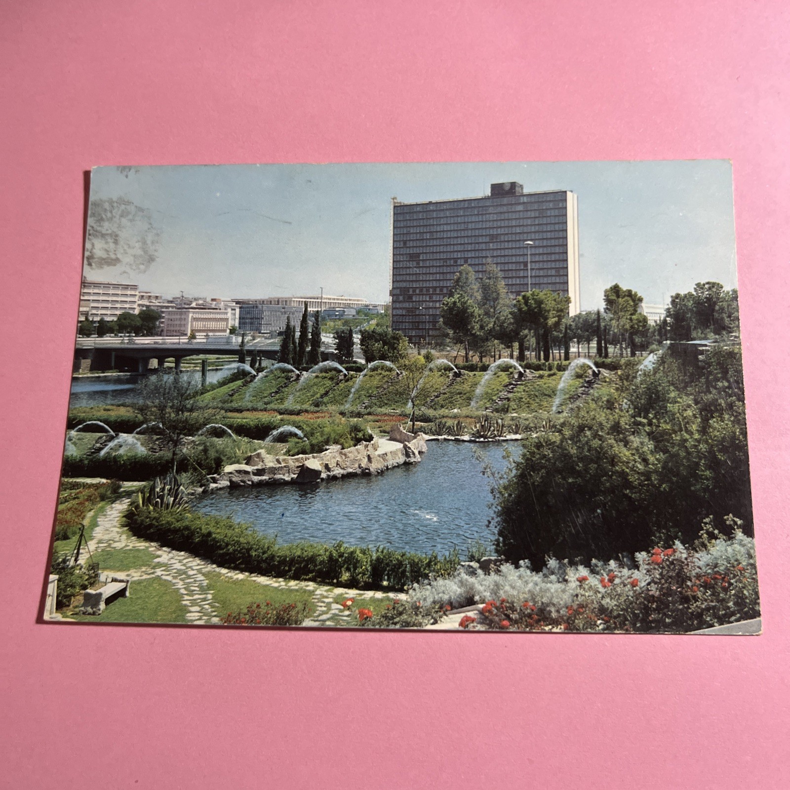 CARTOLINA A COLORI COLLEZIONE ROMA LAGO DELL'EUR E PALAZZO ENI  - VIAGGIATA