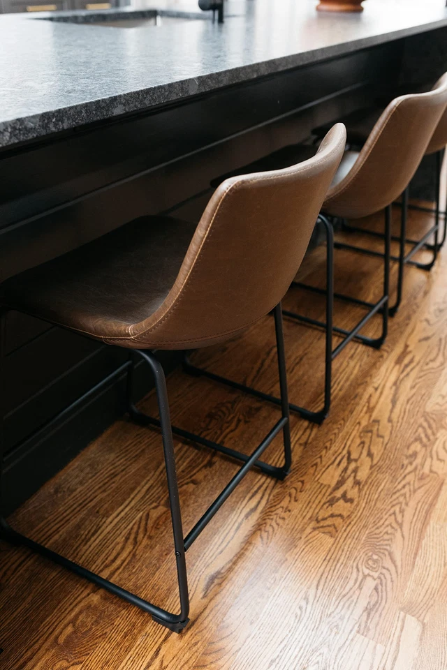 Set of 2 Counter Height Upholstered Bar Stools Mid Century Style Brown Faux L... Foto 4 de 4