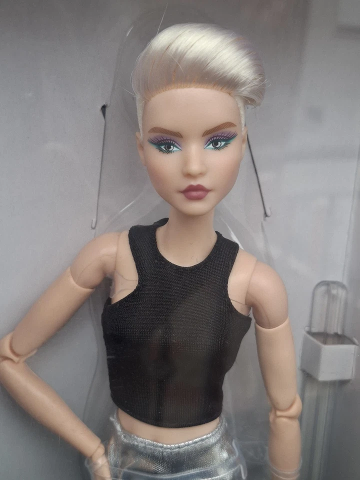 Barbie doll Signature Looks Basics collector model #8 made to move Mattel HCB78 - Immagine 4 di 4