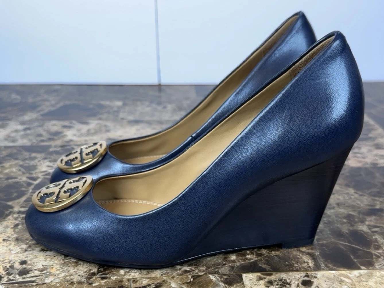 Tory Burch decolte con tacco a blocco in pelle blu navy logo T