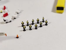 40x Yellow AIRPORT GROUND CREW/People Aircraft GSE Models 1:400 Scale Diorama
