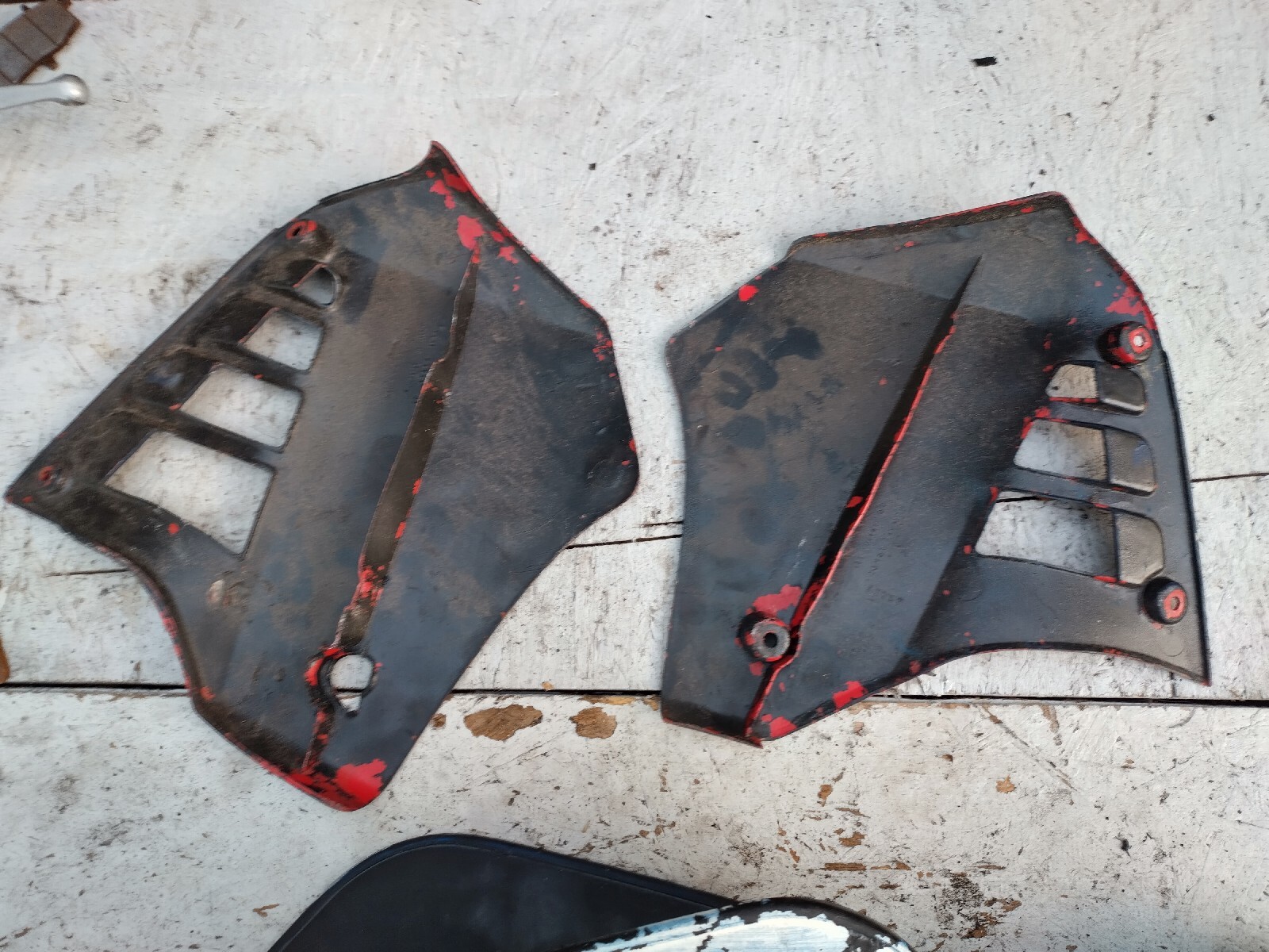 Yamaha 19861987 YZ250 OEM Left & Right Radiator Shrouds READ ITEM