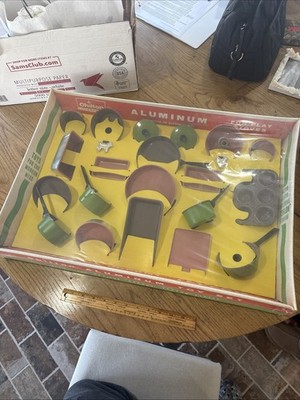 Chilton House Aluminum Miniatures Toy Oven Stove Pan Play Set In Box NOS Vtg