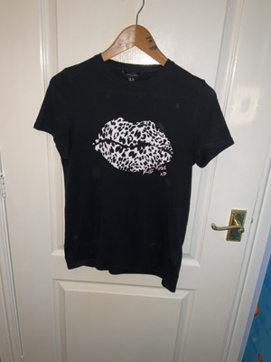 Ladies Black Leopard Print Lips Logo T-shirt Size UK - Main Image