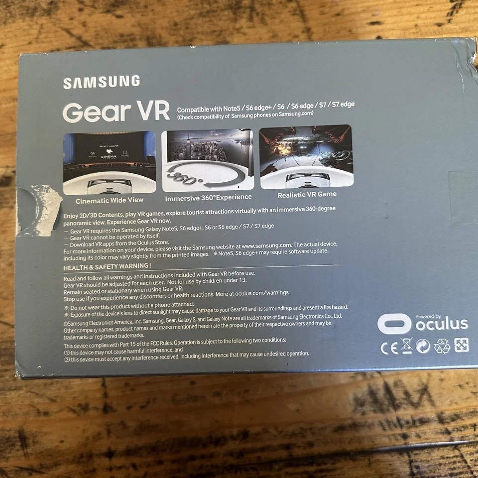 Auriculares Samsung Gear VR para teléfono inteligente alimentados por Oculus Foto 2 de 4