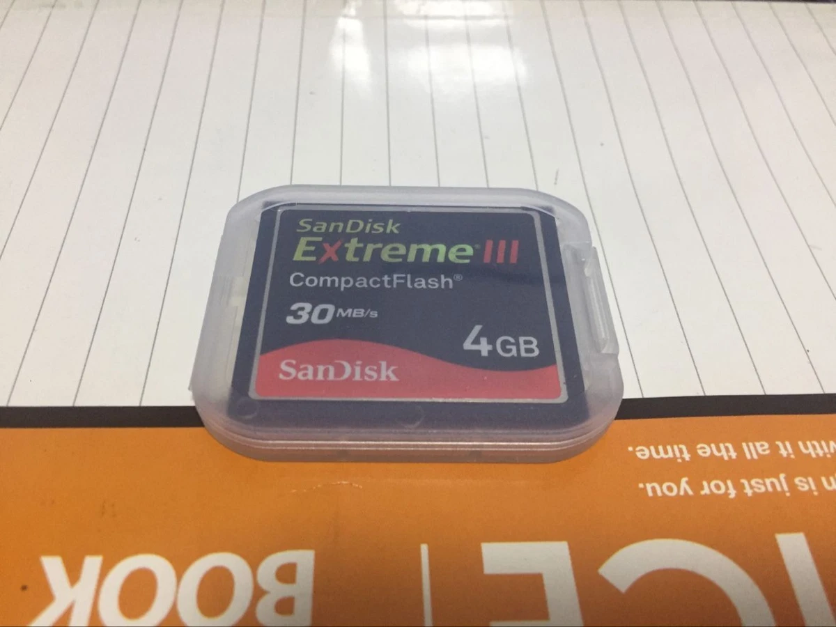 Carte mémoire Compact Flash CF Lecteur Sandisk Extreme III 4Go Carte  Mémoire Photo Stock - Alamy