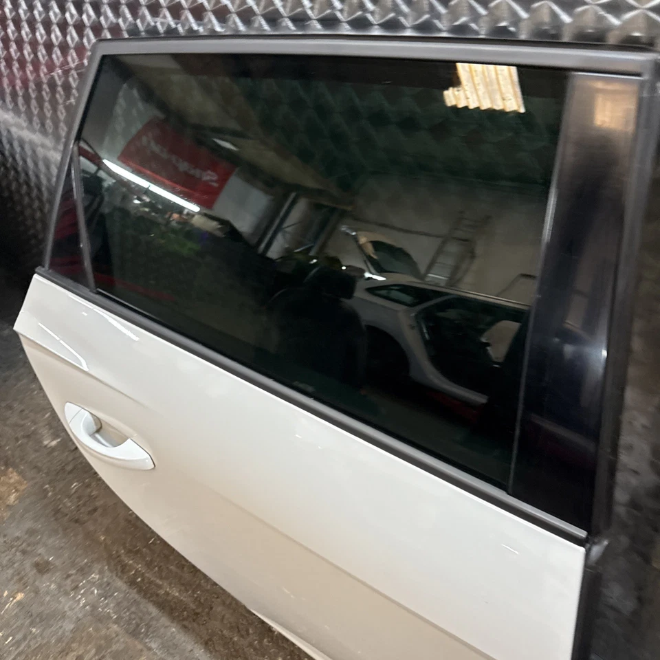 Panel de puerta de conductor trasero Seat Leon FR Estate MK3 2013-2017 5F en blanco Foto 3 de 4