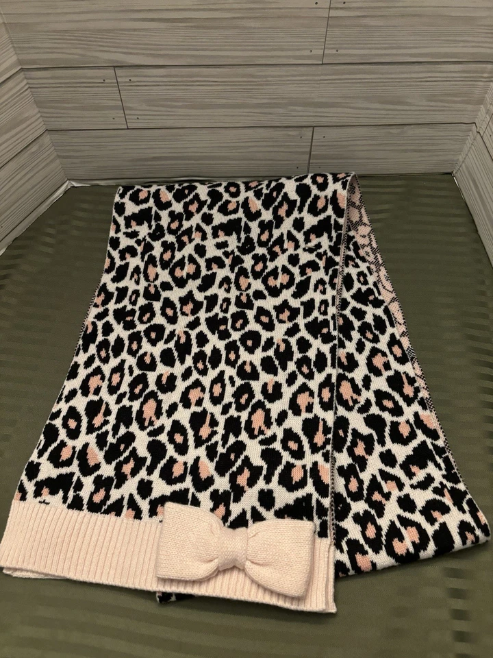 Bufanda Kate Spade rosa con estampado de guepardo Foto 3 de 4