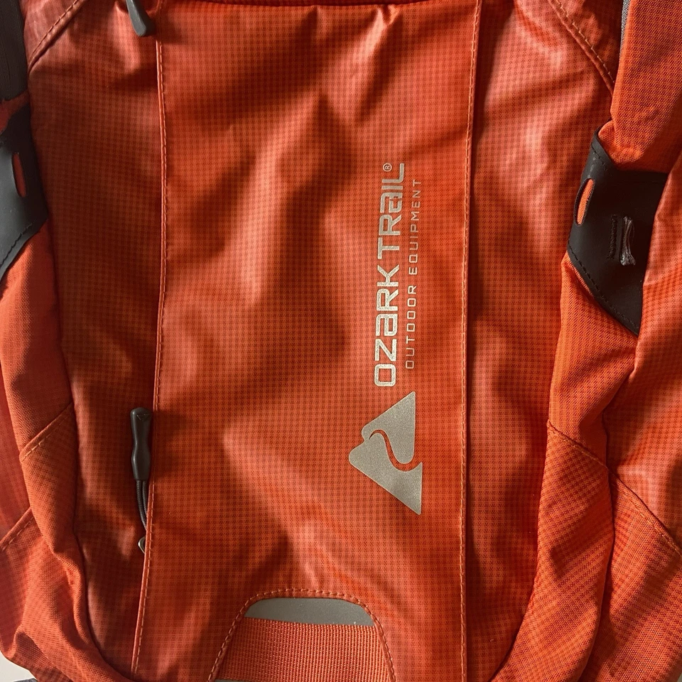 Mochila de senderismo Ozark Trail 35L Silverthorne. Naranja compatible con hidratación Foto 4 de 4