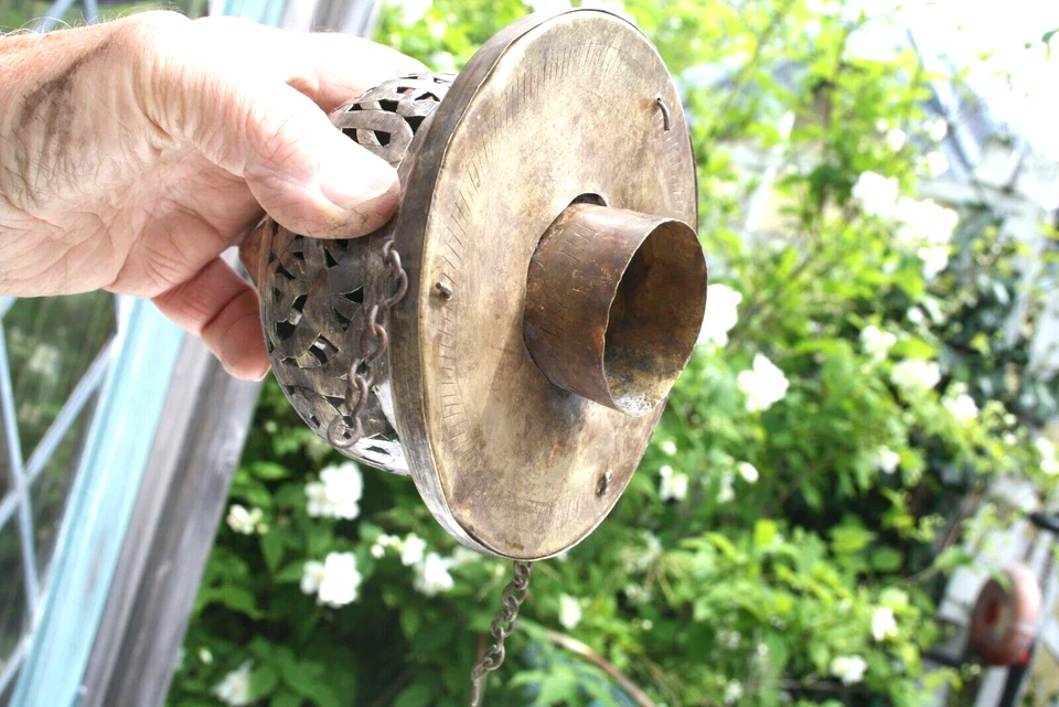 Linterna incensaria colgante perforada de latón budismo tibetano Foto 4 de 4