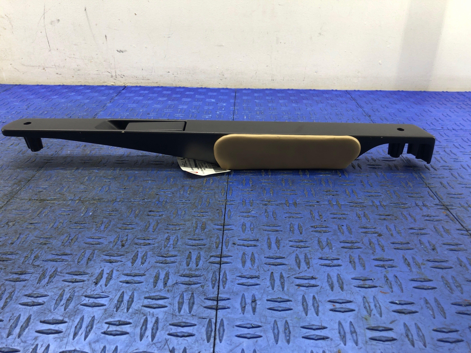 2006-2018 ASTON MARTIN VANTAGE FRONT LEFT DOOR HANDLE ARMREST BEIGE 4G43-24105