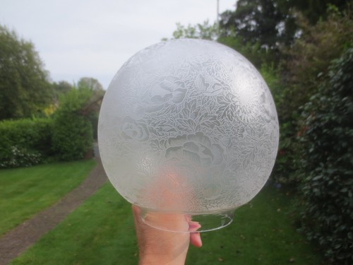 SUPERB ANTIQUE CRYSTAL ETCHED ROUND GLASS GLOBE PATTERN DUPLEX OIL LAMP SHADE - Picture 11 of 17