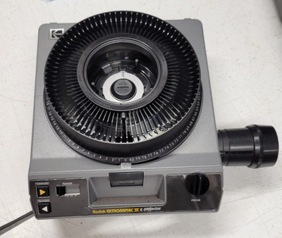 Kodak Ektagraphic III Carousel Projector, Zoom lens, remote Hard Shell case Read