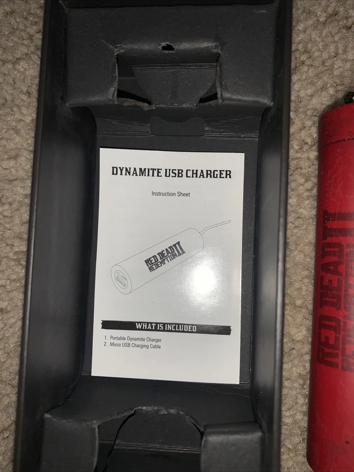 (Raro) Cargador USB Red Dead Redemption 2 Dynamite Foto 3 de 4