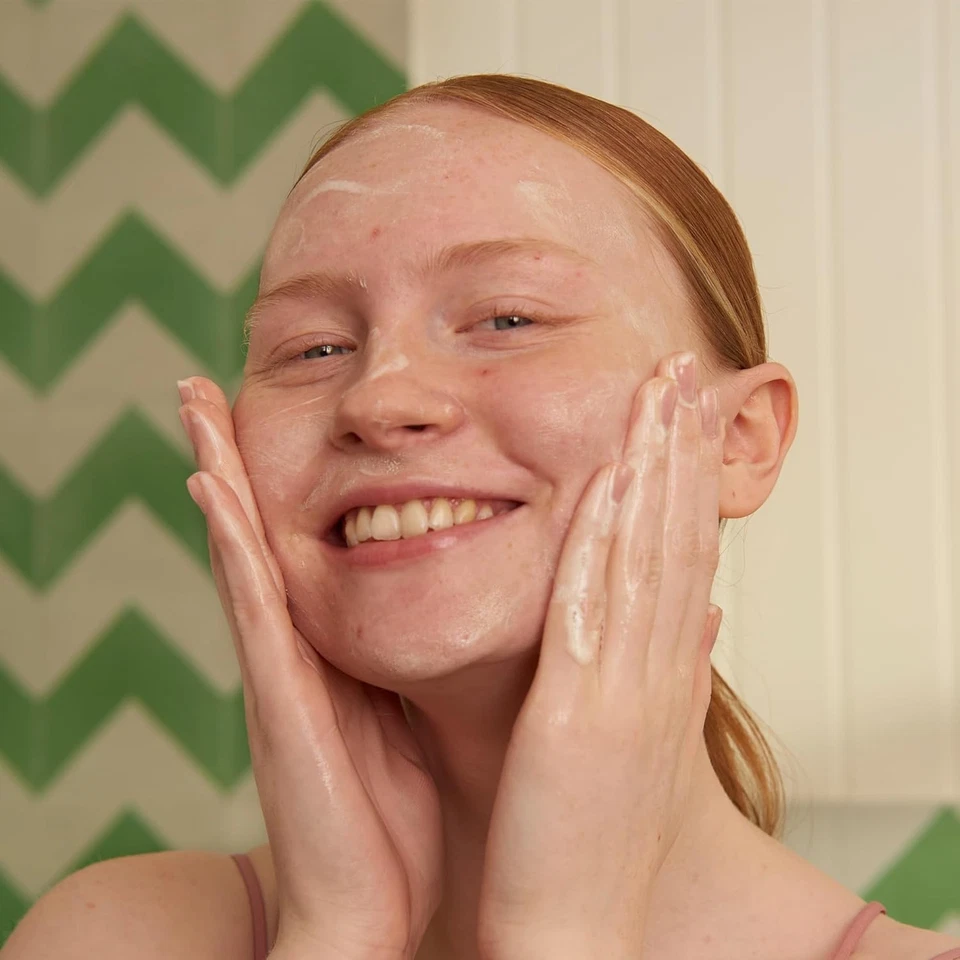 The Body Shop Tea Tree Skin Clearing Facial Wash – 8.4 Fl Oz (Pack of 1)  - Image 4 of 4