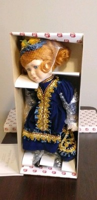 Heritage Collection Porcelain Doll 14in Curly Blonde Hair Blue Outfit Accessori 