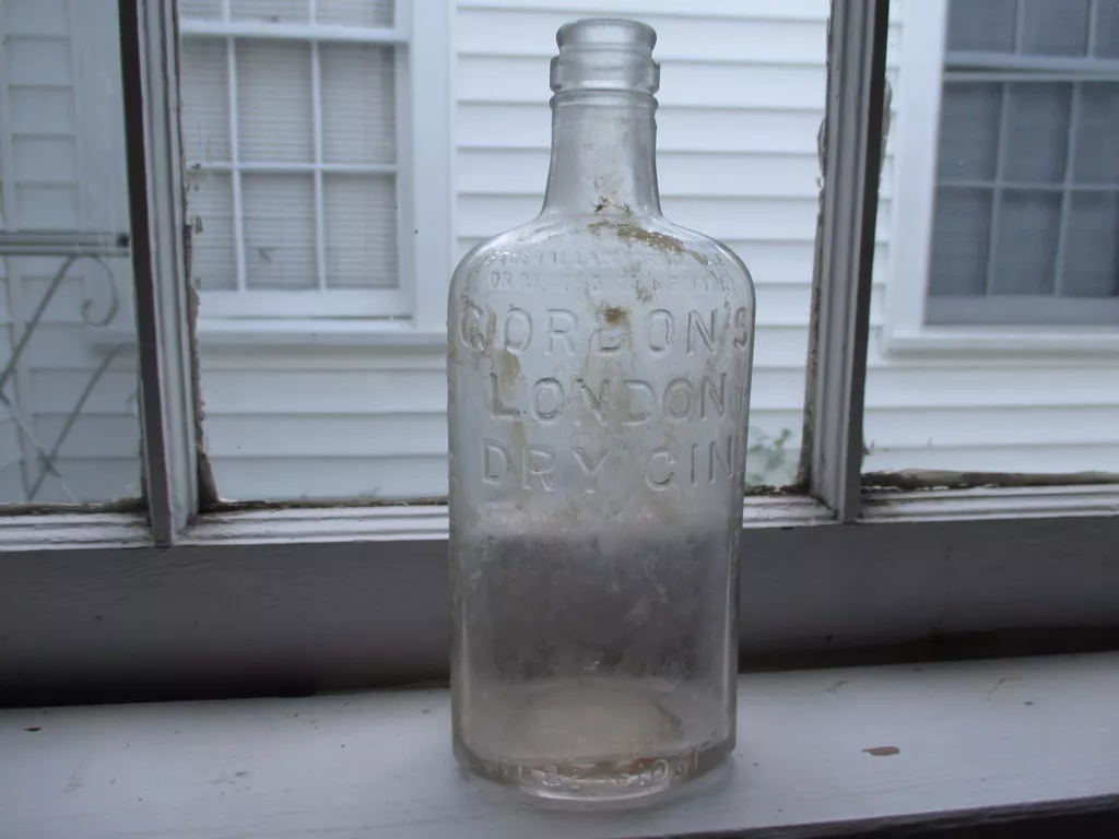 Gordon's London Dry Gin Round Victory Bottle 94.4 Proof 1945