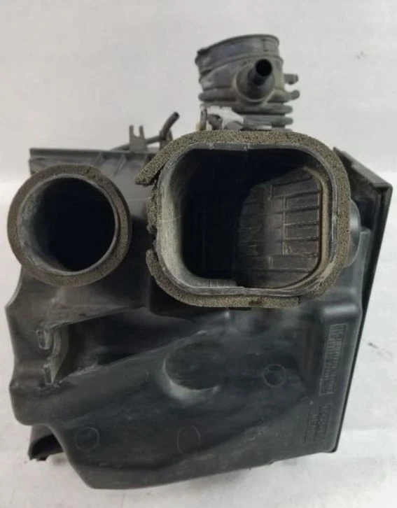 2015-2016 Toyota Sienna Air Intake Cleaner Box Asseambly OEM - Image 2 of 4