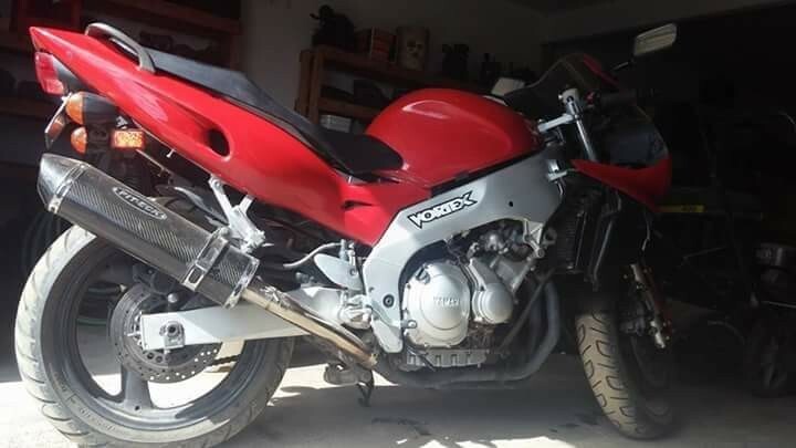 2003 Yamaha YZF  2003 YZF600R 600 YZF Yamaha Red Needs carbs cleaned and Synced. Runs, misses.