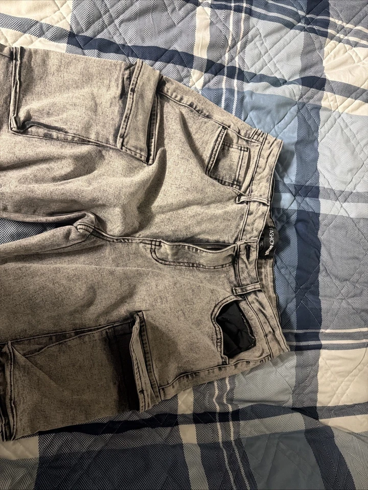 Fashion Nova high waisted cargo pants with zipper detailing - Image 3 of 3