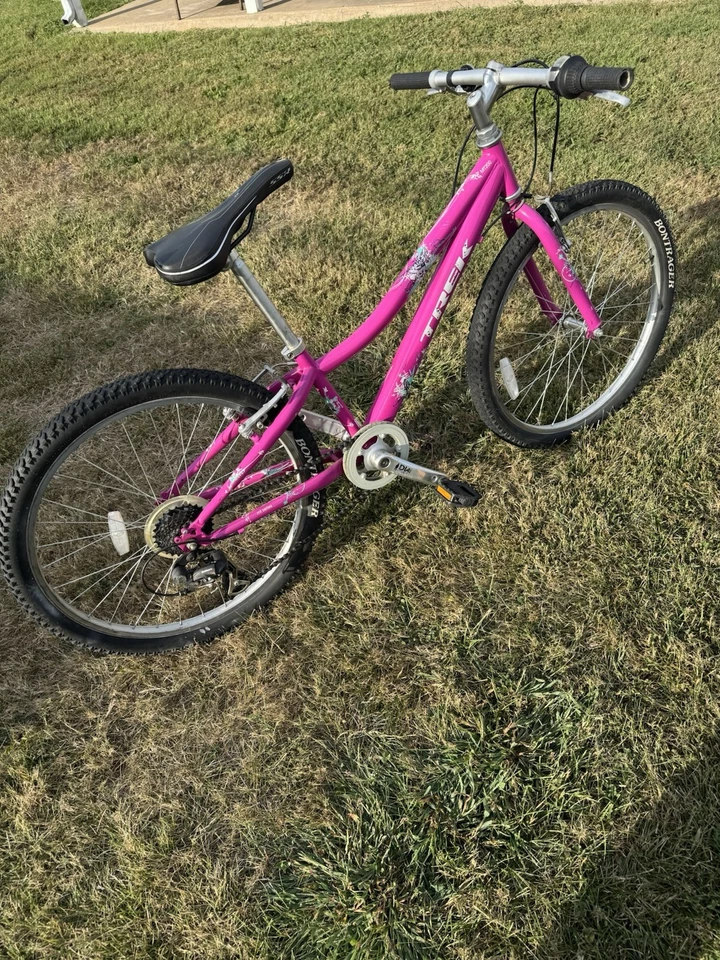 Trek 24″ Kids’ Bike – Hot Pink, Great Condition - Image 3 of 4